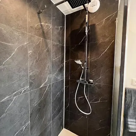 Richard Merrill 2 Personnes En Plein Centre Sainte-Mère-Église