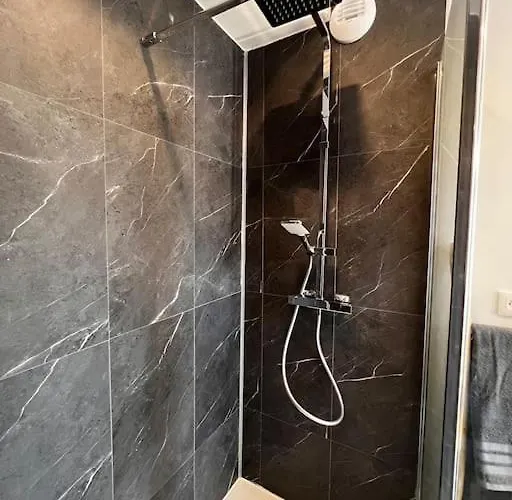 Richard Merrill 2 Personnes En Plein Centre Sainte-Mère-Église